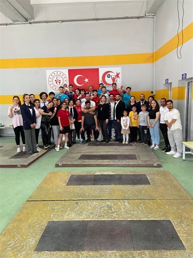 Büyükler Halter İl Şampiyonası Atatürk Stadyumu Halter Eğitim Merkezinde gerçekleştirildi.