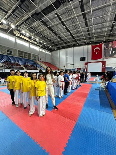 Anadolu Yıldızları Karate il Seçmeleri Müsabakaları Katip Çelebi Üniversitesi salonunda yapıldı.