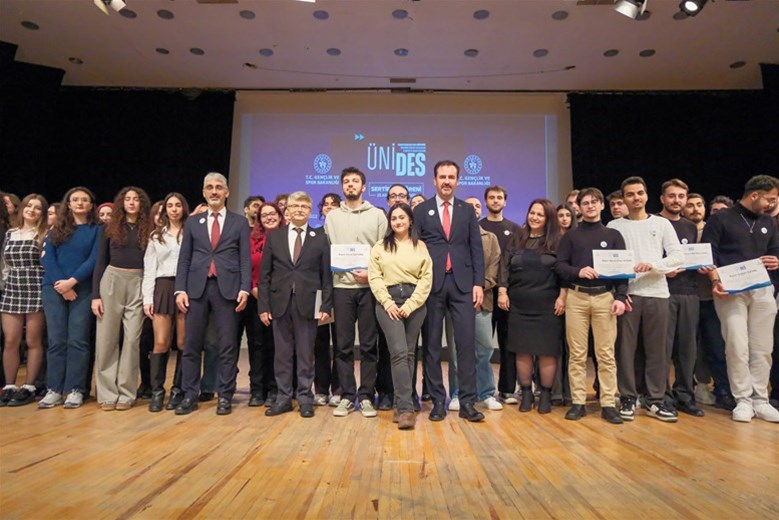ÜNİDES Sertifika Töreni Kapsamında Üniversiteli Gençler İzmir’de Bir Araya Geldi