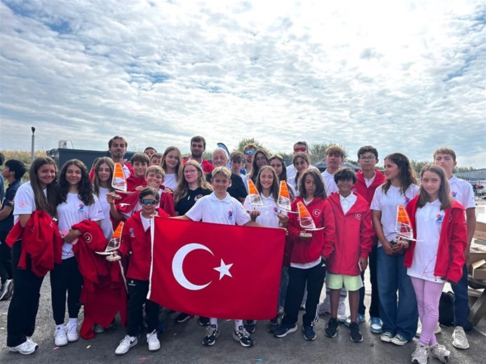 Milli sörfçümüz fırtına gibi esti, Tuna Tekin’den Galler’de çifte gümüş!