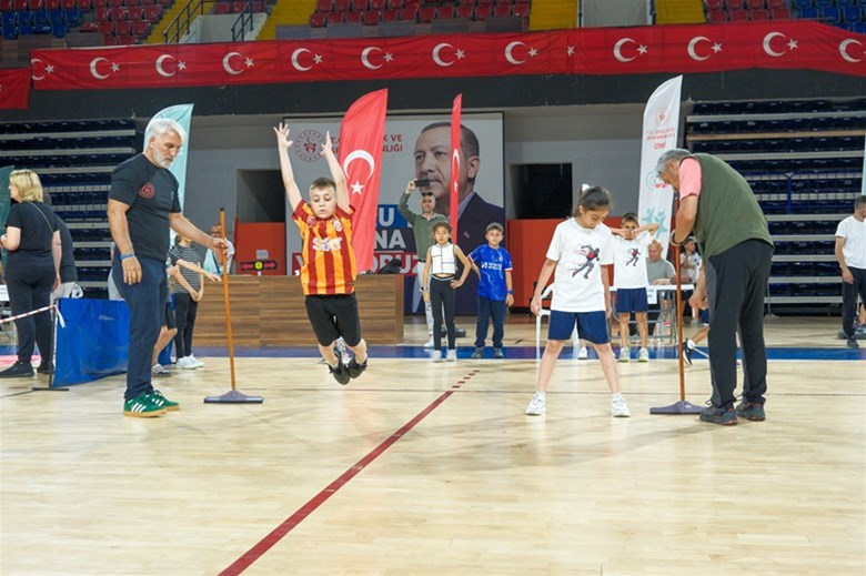 İzmir’de İlkokul Fiziksel Etkinlik Şenlikleri Coşku İçinde Gerçekleştirildi