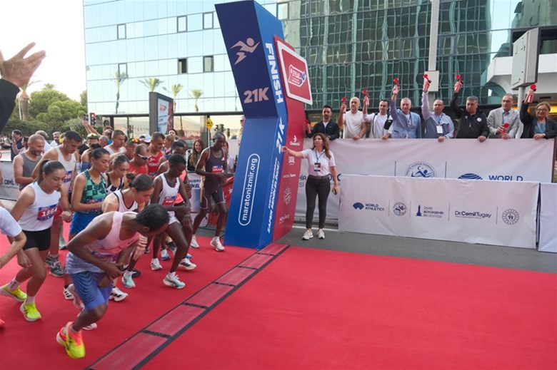 13. Uluslararası 9 Eylül İzmir Yarı Maratonu koşuldu.