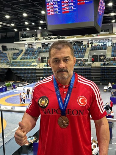 Türkiye Cumhuriyeti Eski Başpehlivanı ve Eski Milli Güreşçimiz Mükerrem Kıyı Dünya 3.sü oldu.