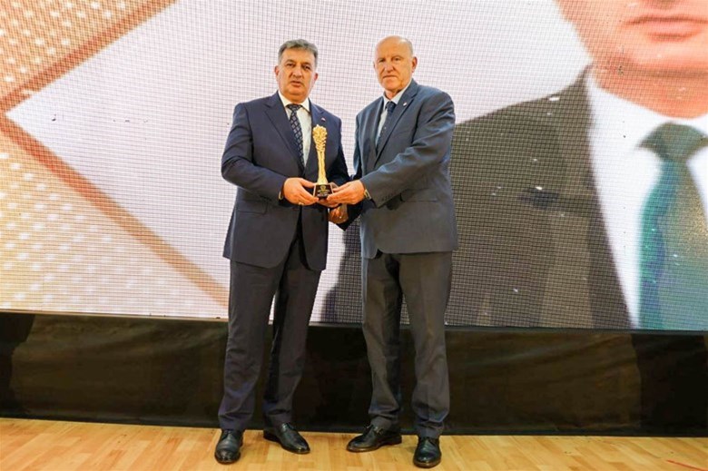 İzmir Gençlik ve Spor İl Müdürü Murat Eskici’ye “Yılın Spor Adamı” Ödülü