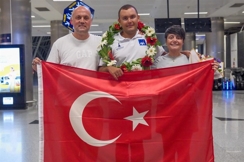 Kuzey Kanalı Fatihi Tuna Tunca, İzmir’de Coşkuyla Karşılandı