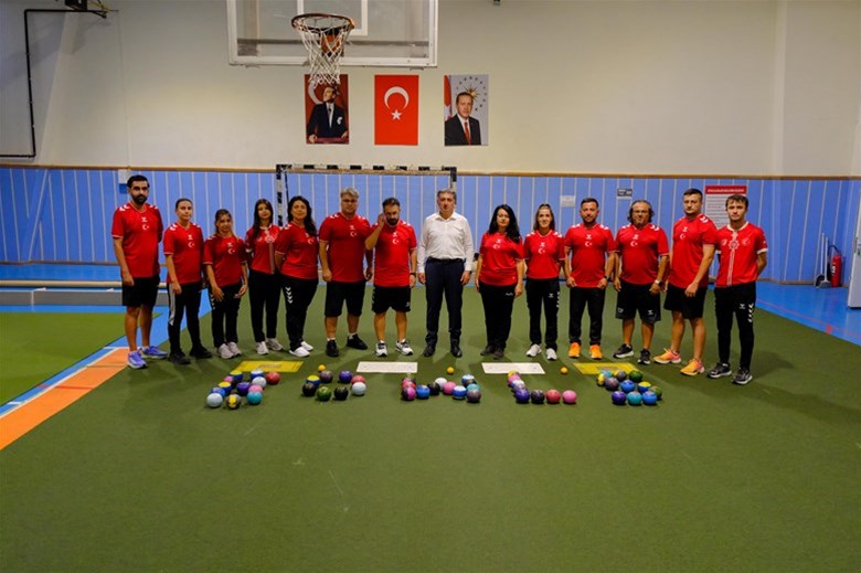 ÇİM TOPU MİLLİ TAKIMIMIZ AVRUPA ŞAMPİYONASI’NDA MADALYA PEŞİNDE