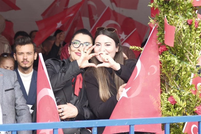 İzmir’de 29 Ekim Cumhuriyet Bayramı Coşkuyla Kutlandı